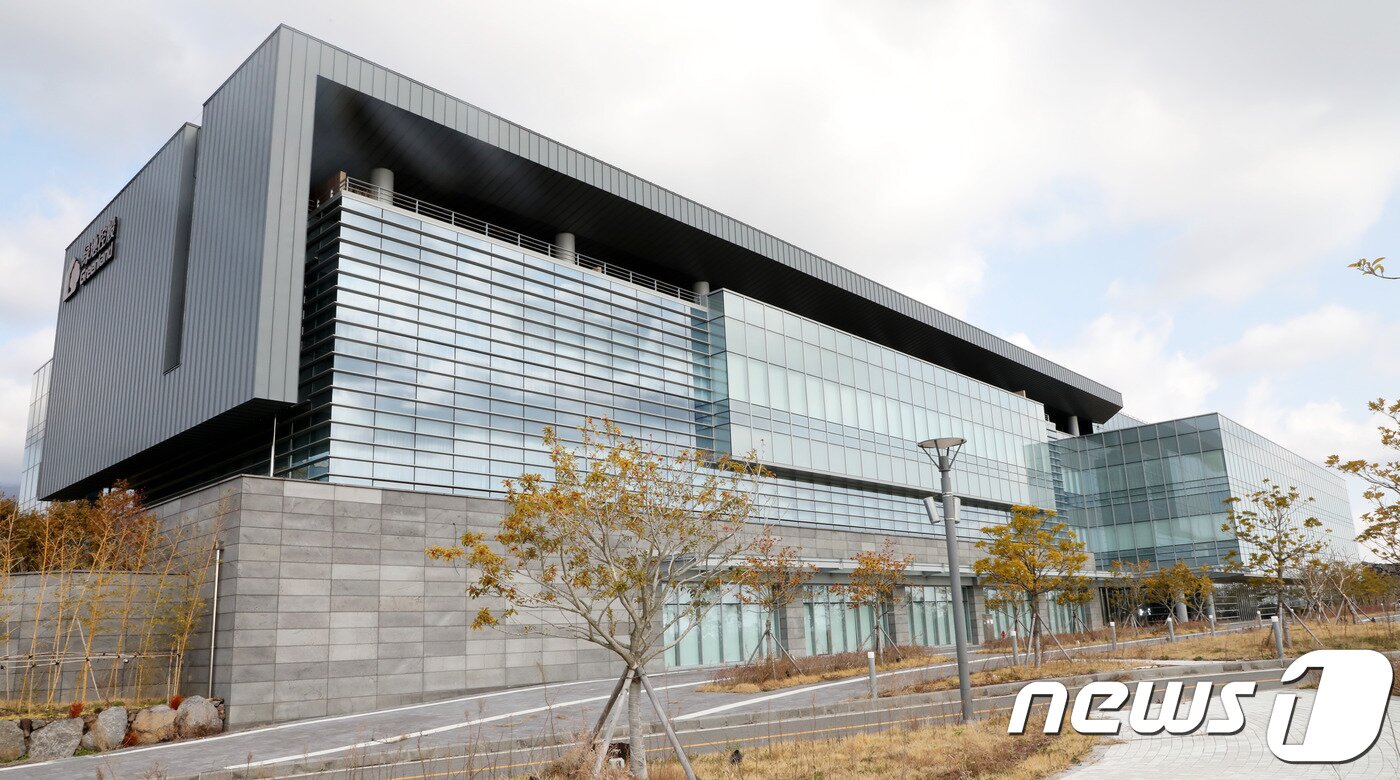 본문 이미지 - 1일 오전 제주 서귀포시 헬스케어타운 내 녹지국제병원 전경. 제주국제자유도시개발센터(JDC)에 따르면 녹지그룹은 현재 외국인 의료관광객 만으로 운영이 가능할 지 등에 대해 자체적으로 사업 타당성을 조사하고 있다.2019.2.6./뉴스1 ⓒ 뉴스1 오미란 기자