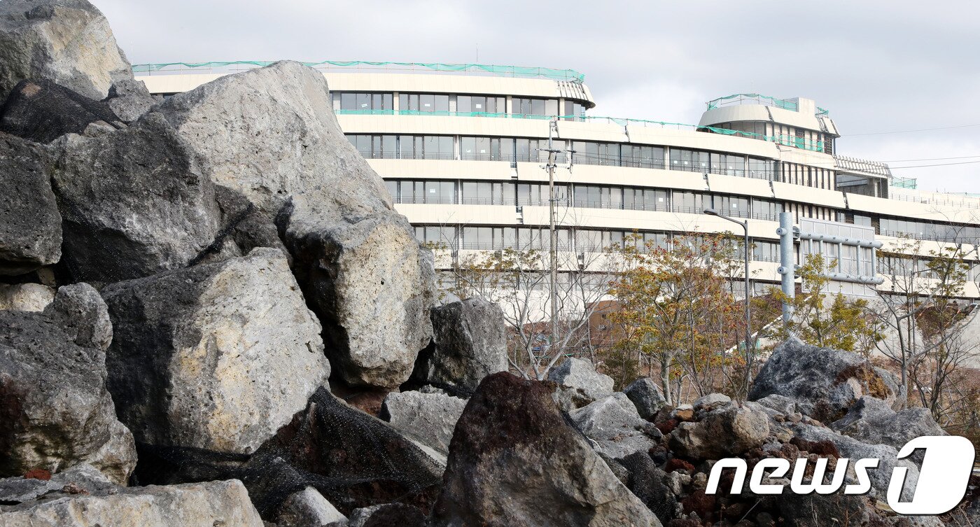 본문 이미지 - 1일 오전 제주 서귀포시 헬스케어타운 내 힐링 스파이럴 호텔이 공사 중단으로 방치돼 있다.2019.2.6./뉴스1ⓒ 뉴스1 오미란 기자
