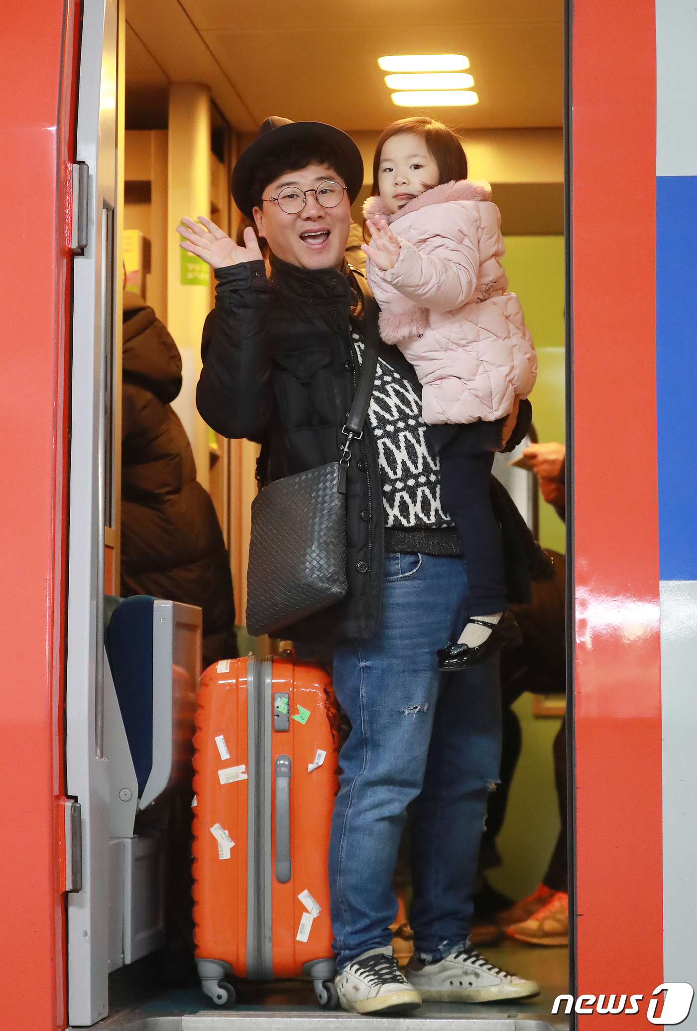 (대구=뉴스1) 공정식 기자 = 설 연휴 마지막 날인 6일 딸과 함께 고향을 찾았던 대구 출신의 개그맨 이동엽씨가 동대구역 승강장에서 귀경열차에 올라 손을 흔들고 있다. 2019. …