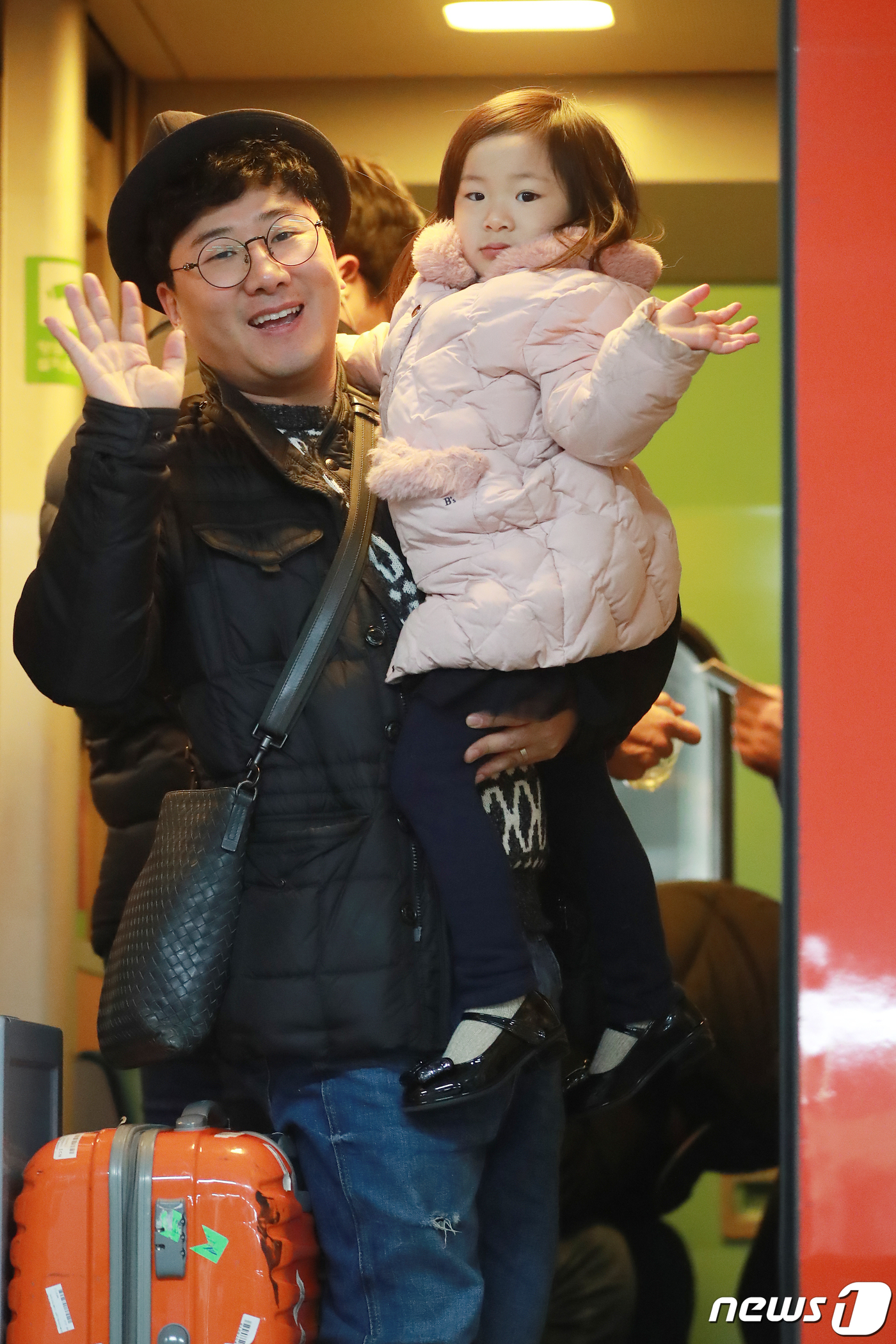 (대구=뉴스1) 공정식 기자 = 설 연휴 마지막 날인 6일 딸과 함께 고향을 찾았던 대구 출신의 개그맨 이동엽씨가 동대구역 승강장에서 귀경열차에 올라 손을 흔들고 있다. 2019. …