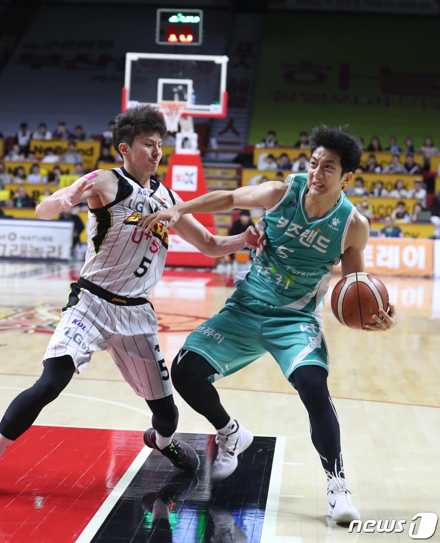 본문 이미지 - 6일 부산 사직실내체육관에서 열린 2018-2019 SKT 5GX 프로농구 창원LG 대 부산KT 경기에서 KT 허훈이 드리블을 하고 있다. 2019.2.6/뉴스1 ⓒ News1 여주연 기자
