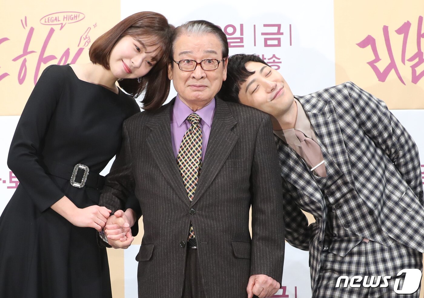 본문 이미지 - 배우 서은수(왼쪽부터), 이순재, 진구가 7일 오후 서울 강남구 논현동 임피리얼 팰리스 호텔에서 열린 JTBC 새 금토 드라마 ‘리갈하이’(극본 박성진, 연출 김정현) 제작 발표회에 참석해 포즈를 취하고 있다. 2019.2.7/뉴스1 ⓒ News1 권현진 기자