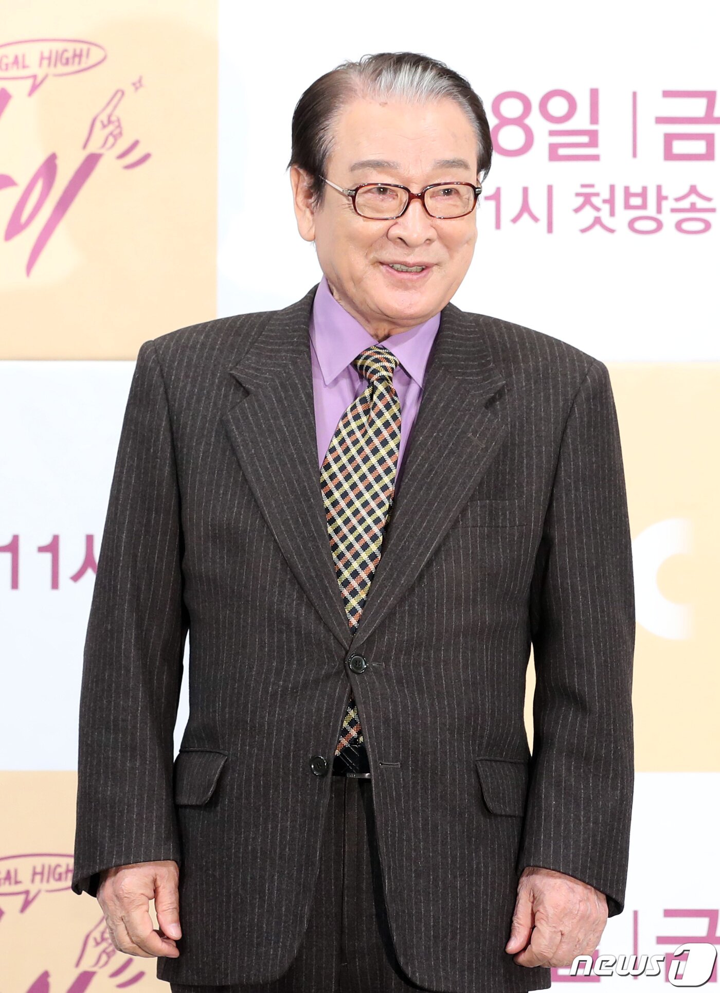 본문 이미지 - 배우 이순재가 7일 오후 서울 강남구 논현동 임피리얼 팰리스 호텔에서 열린 JTBC 새 금토 드라마 ‘리갈하이’(극본 박성진, 연출 김정현) 제작 발표회에 참석해 포즈를 취하고 있다.  2019.2.7/뉴스1 ⓒ News1 권현진 기자