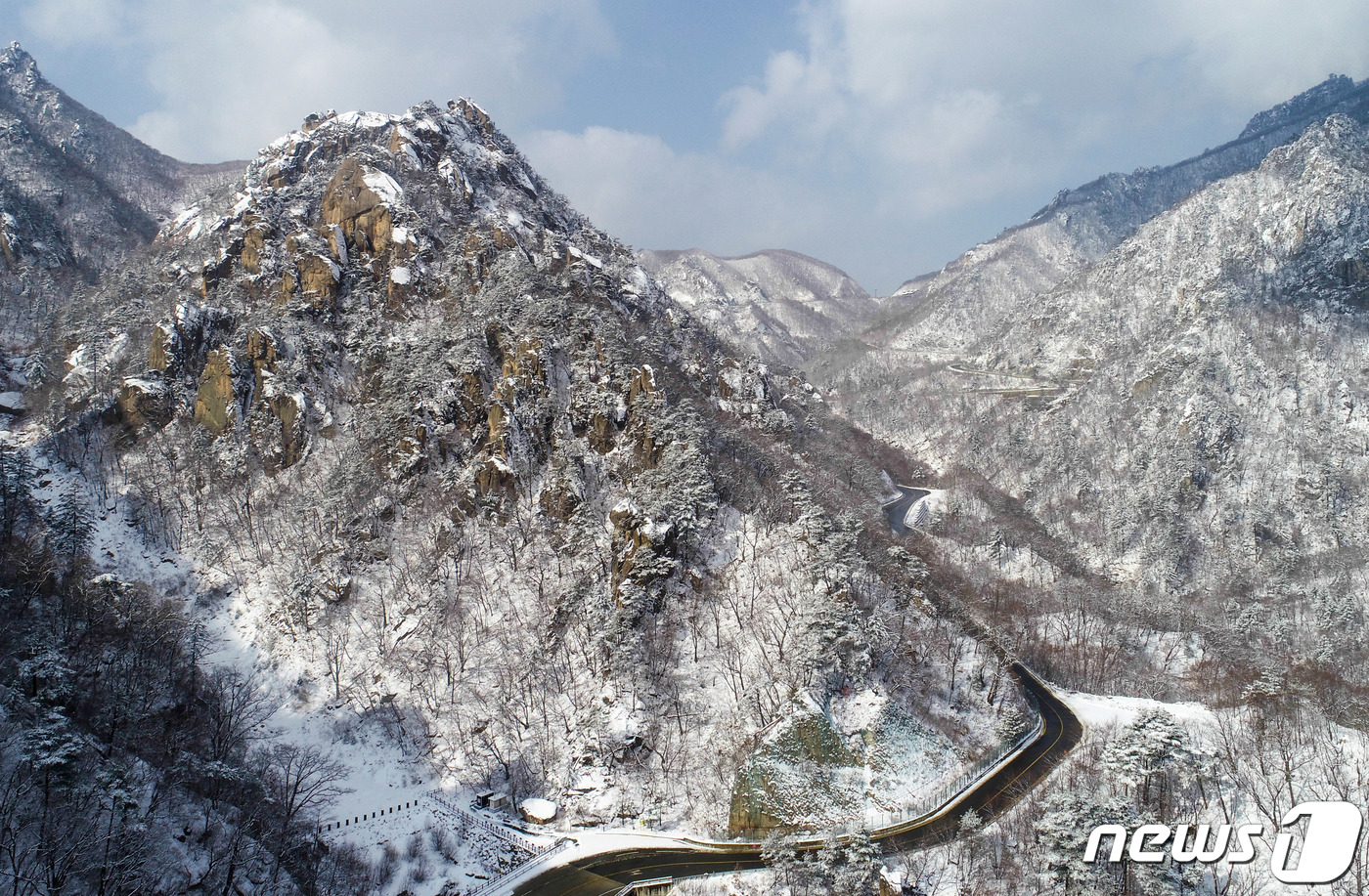 (양양=뉴스1) 고재교 기자 = 7일 강원도 양양 한계령 일대가 이날 오전 내린 눈으로 뒤덮여 장관을 연출하고 있다. (양양군 제공) 2019.2.7/뉴스1