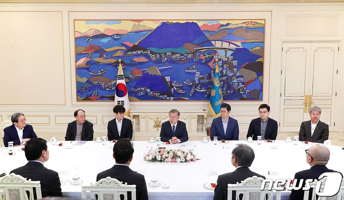 본문 이미지 - 문재인 대통령이 7일 오후 청와대에서 열린 혁신벤처기업인 간담회에서 참석자들과 대화하고 있다.(청와대 제공) 2019.2.7/뉴스1