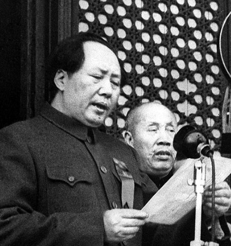 1949년 10월 1일 천안문광장 문루에 올라 중화인민공화국 성립을 발표하는 마오쩌둥 - 바이두 갈무리