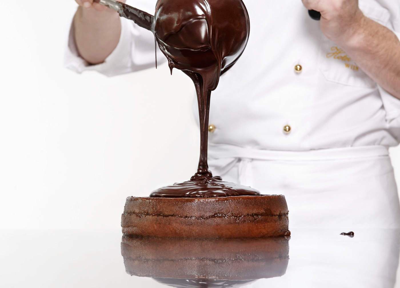 본문 이미지 - 진한 초콜릿이 얹어지는 자허 토르테. 이하 잘츠부르크관광청 제공