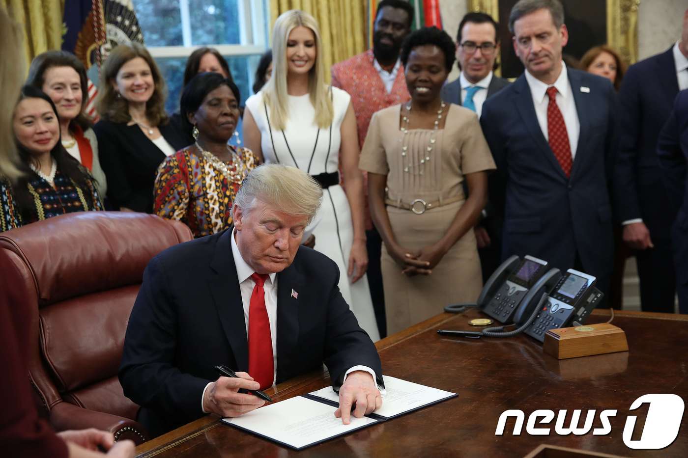 (워싱턴 AFP=뉴스1) 우동명 기자 = 도널드 트럼프 미국 대통령이 7일(현지시간) 워싱턴 백악관에서 ‘여성의 글로벌 발전과 번영에 대한 대통령 메모’에 서명을 하고 있다. 트럼 …