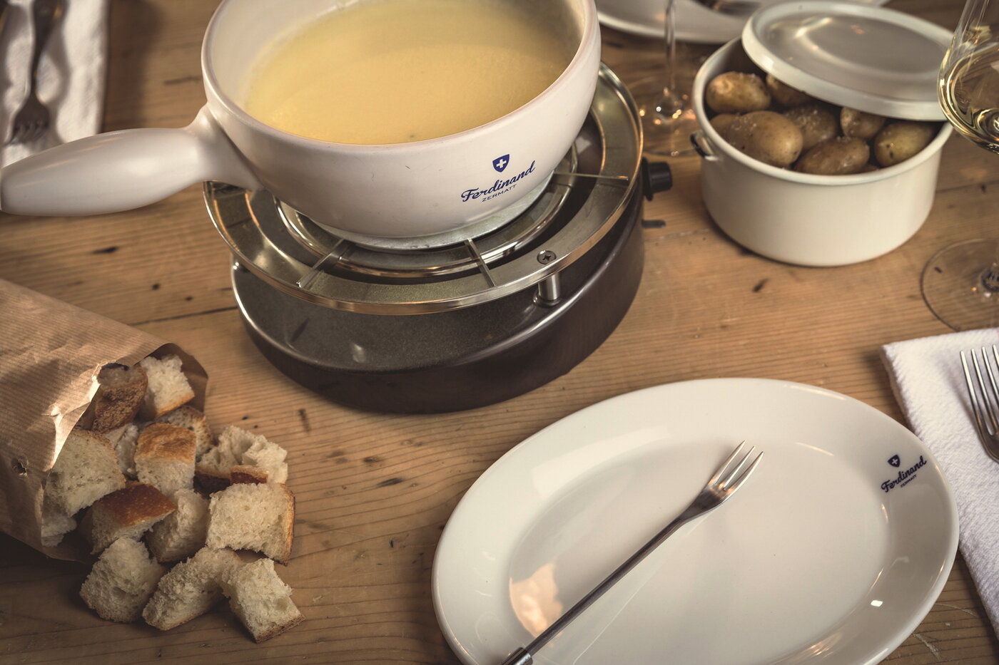 본문 이미지 - 빵에 치즈를 찍어 먹는 스위스 전통 음식인 퐁뒤