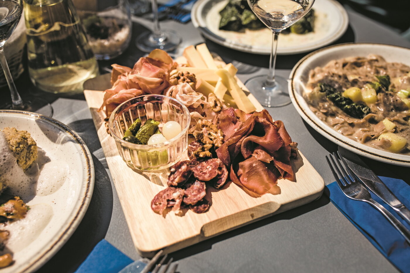 본문 이미지 - 알프 그륌역에 있는 식당에서 선보이는 각종 햄 요리들