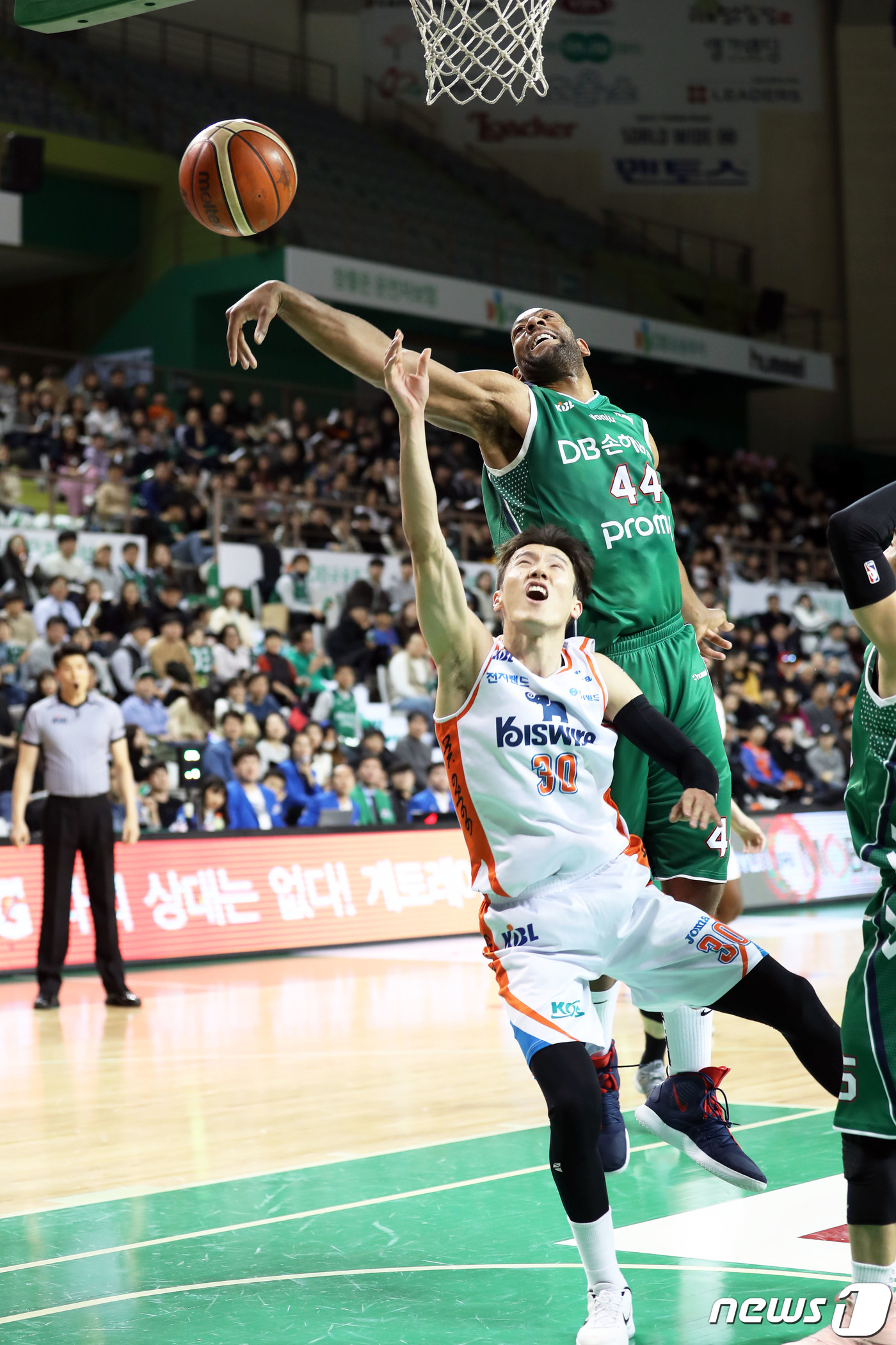 (원주=뉴스1) 박하림 기자 = 8일 강원 원주종합체육관에서 열린 2018-2019 SKT 5GX KBL 프로농구 원주DB프로미와 인천전자랜드엘리펀츠 경기에서 원주 리온 윌리엄스가 …