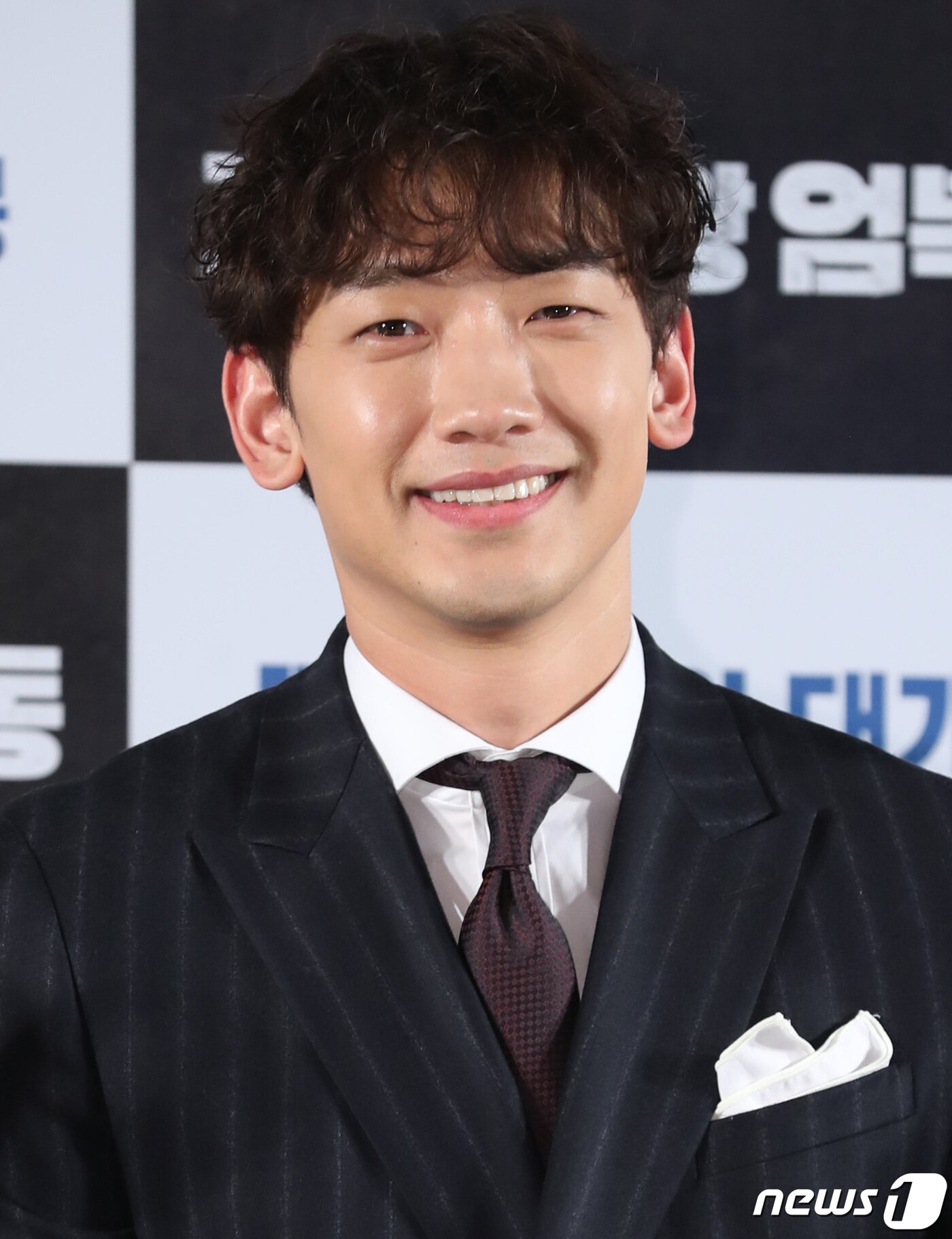 본문 이미지 - 배우 정지훈(비)가 8일 오후 서울 롯데시네마 월드타워 씨네파크에서 열린 영화 ‘자전차왕 엄복동’(감독 김유성) 쇼케이스에 참석해 미소를 짓고 있다. ‘자전차왕 엄복동’은 일제강점기 희망을 잃은 시대에 쟁쟁한 일본 선수들을 제치고 조선인 최초로 전조선자전차대회 1위를 차지하며 동아시아 전역을 휩쓴 ‘동양 자전차왕’ 엄복동을 소재로 한 작품이다. 2019.2.8/뉴스1 ⓒ News1 권현진 기자
