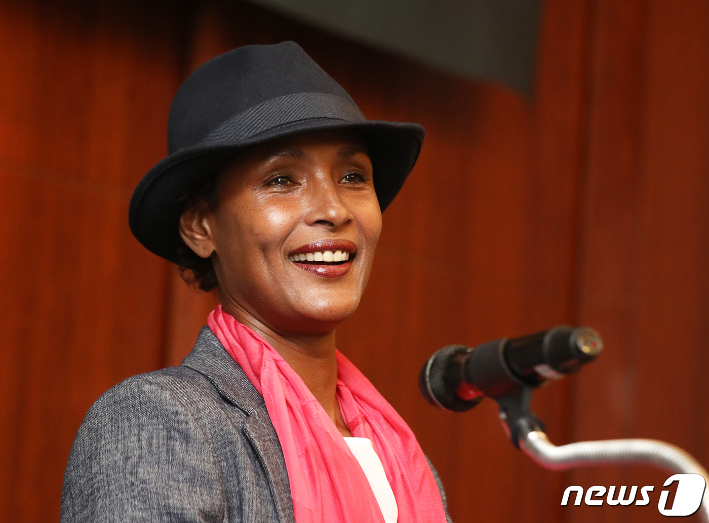 (서울=뉴스1) 황기선 기자 = 와리스 디리 여성 할례(여성 성기 절제)철폐 인권운동가가 9일 오전 서울 송파구 롯데호텔월드에서 열린 '제3회 선학평화상' 수상자 기자회견에서 소감 …