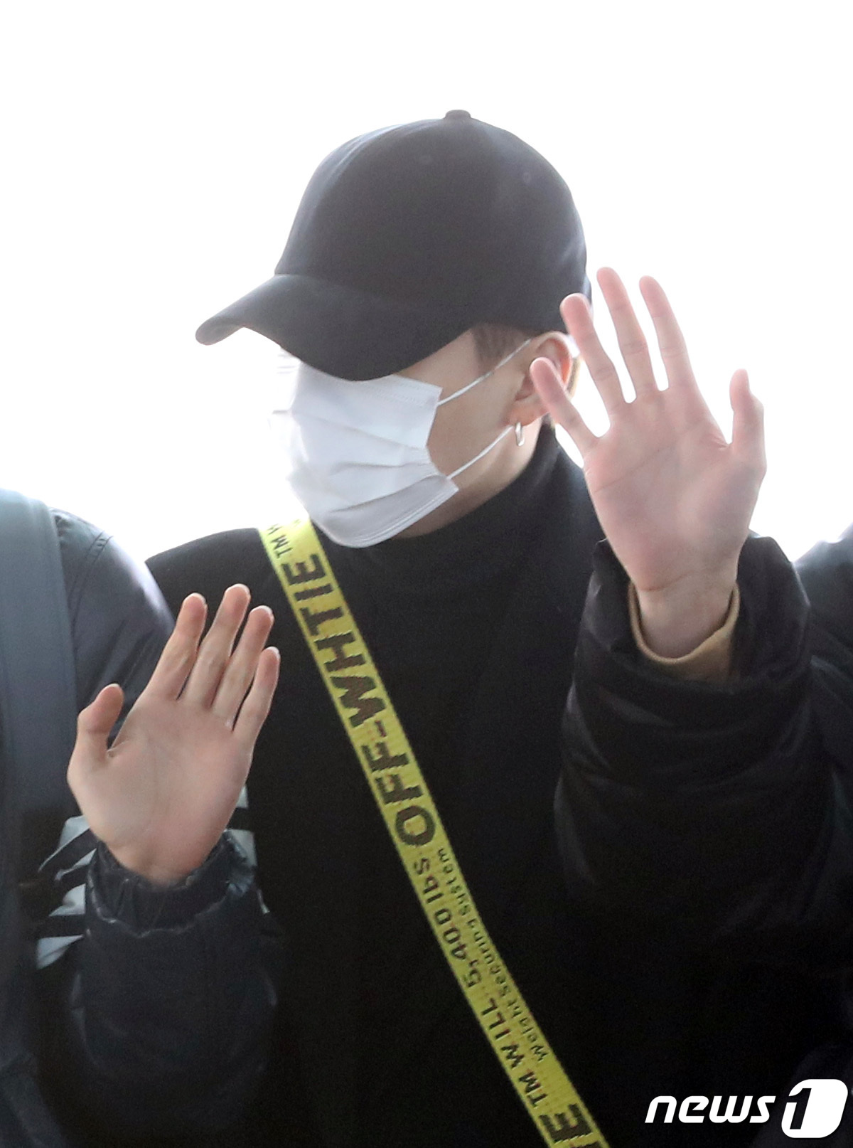 (인천공항=뉴스1) 권현진 기자 = 그룹 방탄소년단(BTS) 슈가가 그래미 어워즈 참석차 9일 오후 인천국제공항을 통해 미국 LA로 출국하고 있다.방탄소년단 RM, 진, 슈가, 정 …