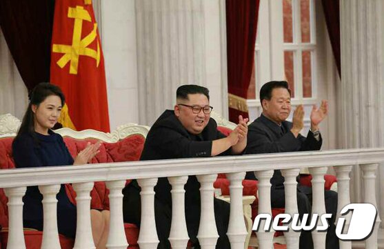본문 이미지 - 9일 북한 노동당 기관지 노동신문이 지난 8일 제71주년 건군절을 맞아 김정은 북한 국무위원장이 인민무력성을 방문했다고 보도 했다. 사진은 김위원장이 인민무력성에서 건군절 경축공연을 관람하는 모습. 왼쪽부터, 리설주 여사, 김 위원장, 최룡해 노동당 중앙위원회 부위원장. (노동신문) 2019.2.9/뉴스1