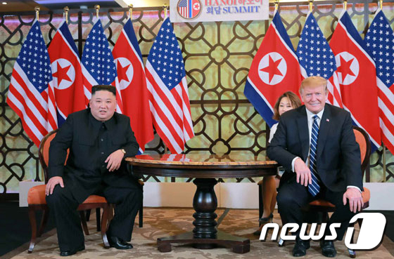 트럼프, 베트남 정상 회담 후 김정은에 ‘에어 포스 원’
