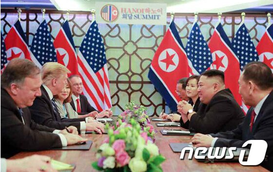 본문 이미지 - 김정은 북한 국무위원장과 도널드 트럼프 미국 대통령이 28일 베트남 하노이 메트로폴 호텔에서 단독회담, 확대회담을 했다고 노동신문이 1일 보도했다. (노동신문)2019.3.1/뉴스1
