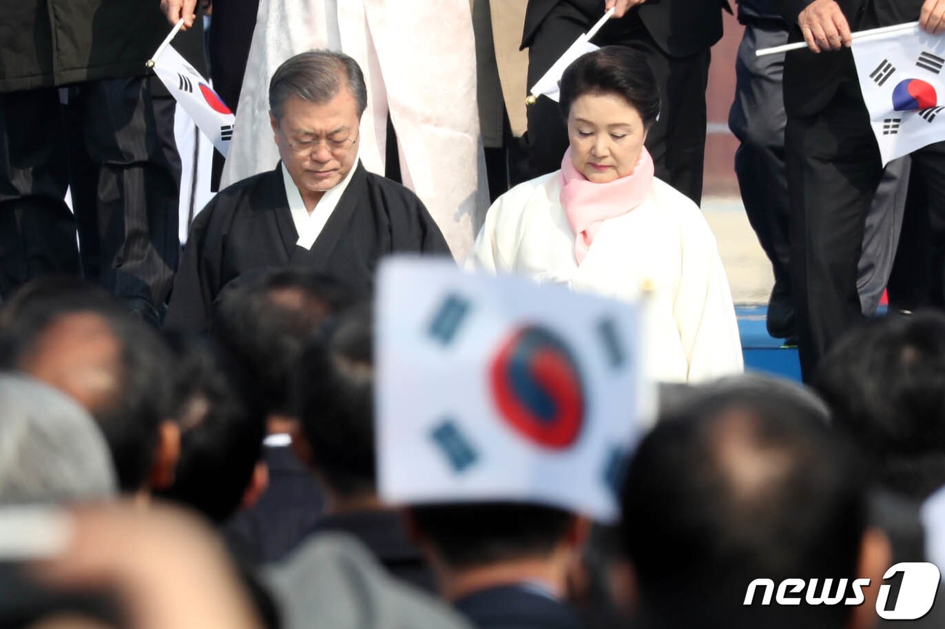 본문 이미지 - 지난 2019년 서울 광화문광장에서 열린 제100주년 3.1절 기념식에 참석한 문재인 대통령과 부인 김정숙 여사 2019.3.1/뉴스1 ⓒ News1 이광호 기자