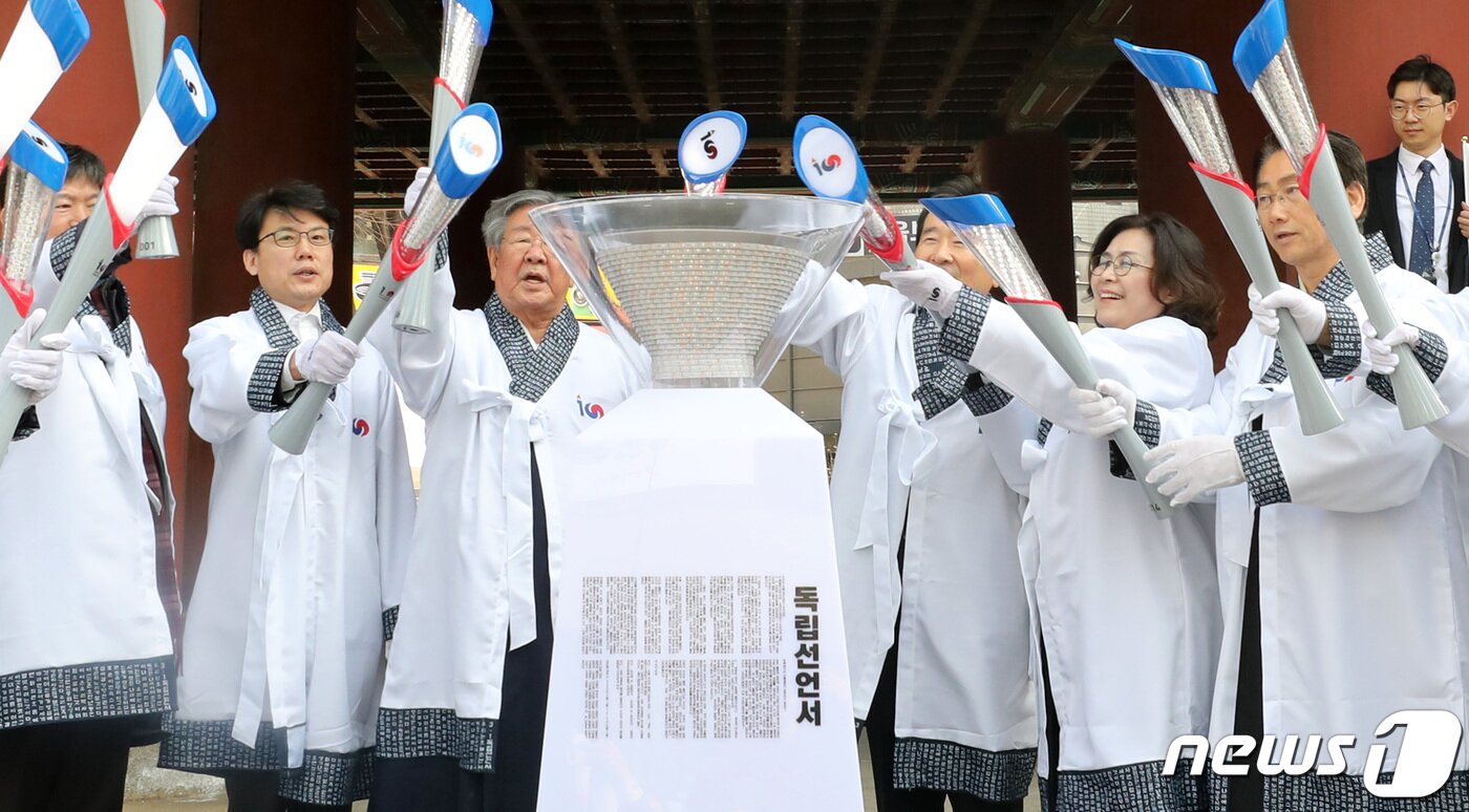 본문 이미지 - 3.1운동 100주년을 맞은 1일 오후 서울 종로구 보신각에서 국가보훈처 주최 '독립의 횃불 전국 릴레이'에 참가한 정세균·유승희 더불어민주당 의원, 김영종 종로구청장, 배우 최불암 씨를 비롯한 독립유공자 후손들이 횃불을 안치하고 있다. 2019.3.1 ⓒ 뉴스1 안은나 기자