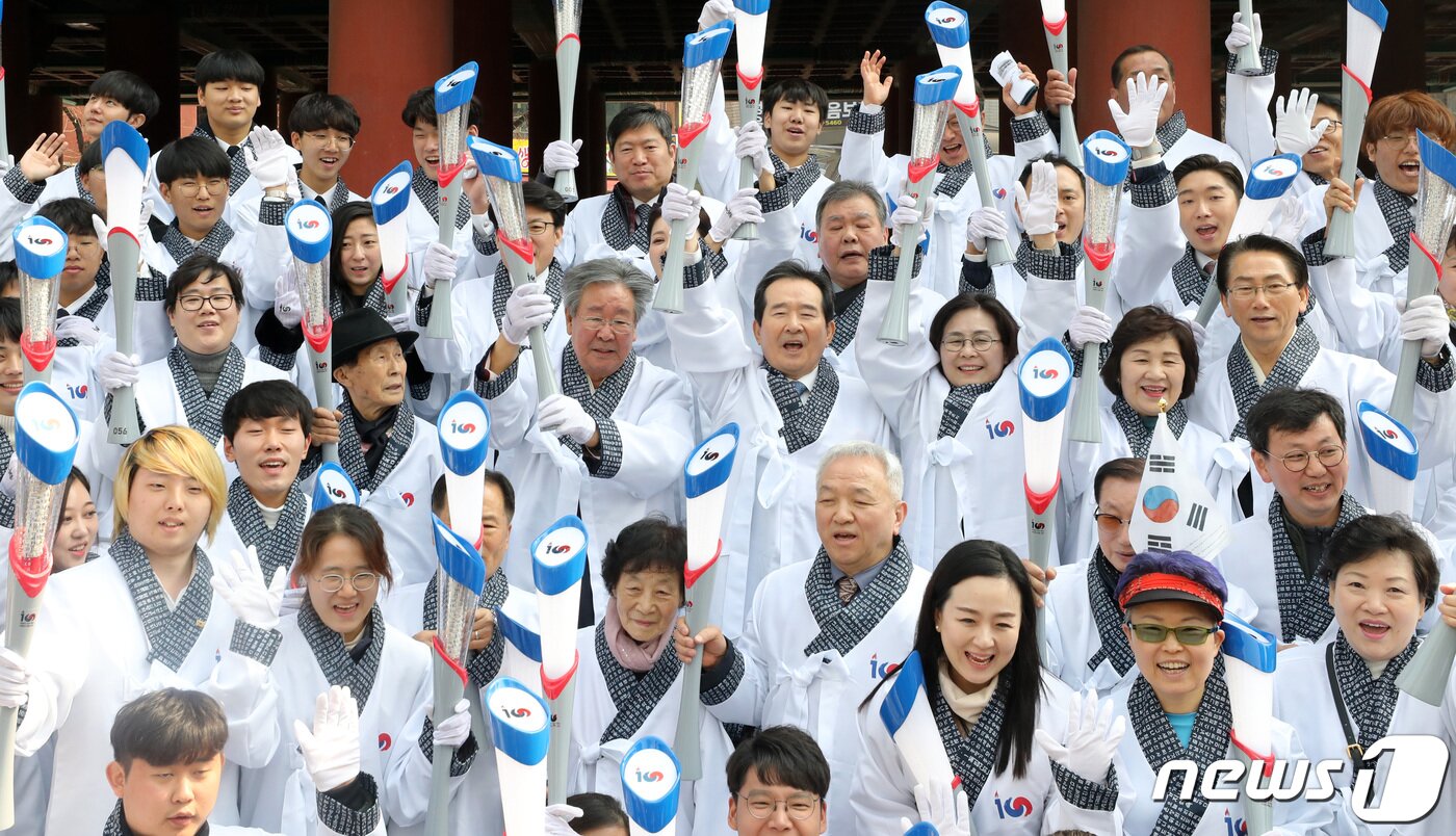 본문 이미지 - 3.1운동 100주년을 맞은 1일 오후 서울 종로구 보신각에서 국가보훈처 주최 '독립의 횃불 전국 릴레이'에 참가한 정세균·유승희 더불어민주당 의원, 김영종 종로구청장, 배우 최불암 씨를 비롯한 독립유공자 후손 등이 횃불을 안치한 뒤 기념촬영을 하고 있다. 2019.3.1 ⓒ 뉴스1 안은나 기자