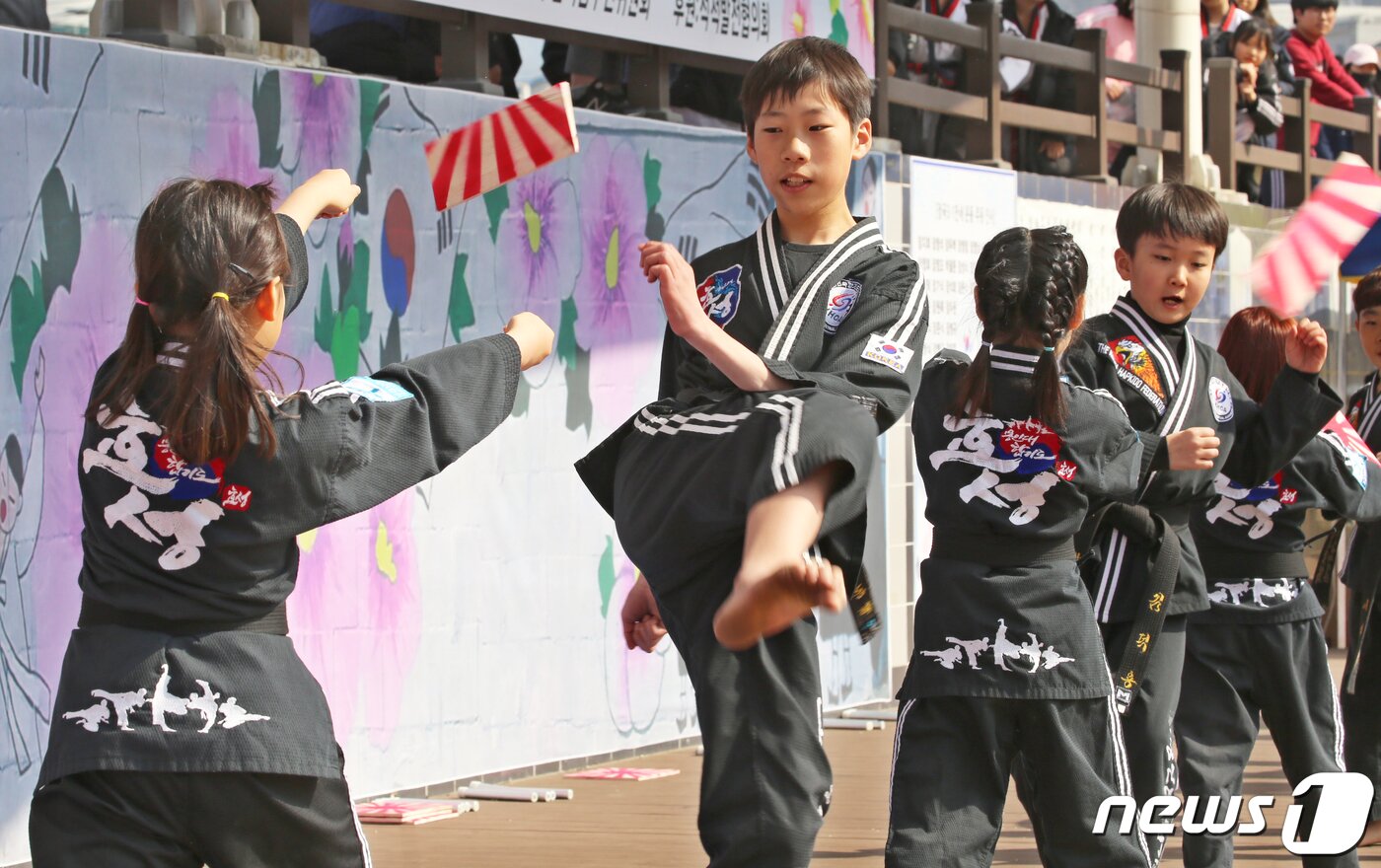 본문 이미지 - 3·1절인 1일 경북 칠곡군 석적읍 섬내공원에서 열린 3·1운동 100주년 기념 '장곡 만세운동 문화제'에서 합기도 시범단이 일장기가 그려진 송판을 격파하고 있다. 2019.3.1/뉴스1 ⓒ News1 정우용 기자