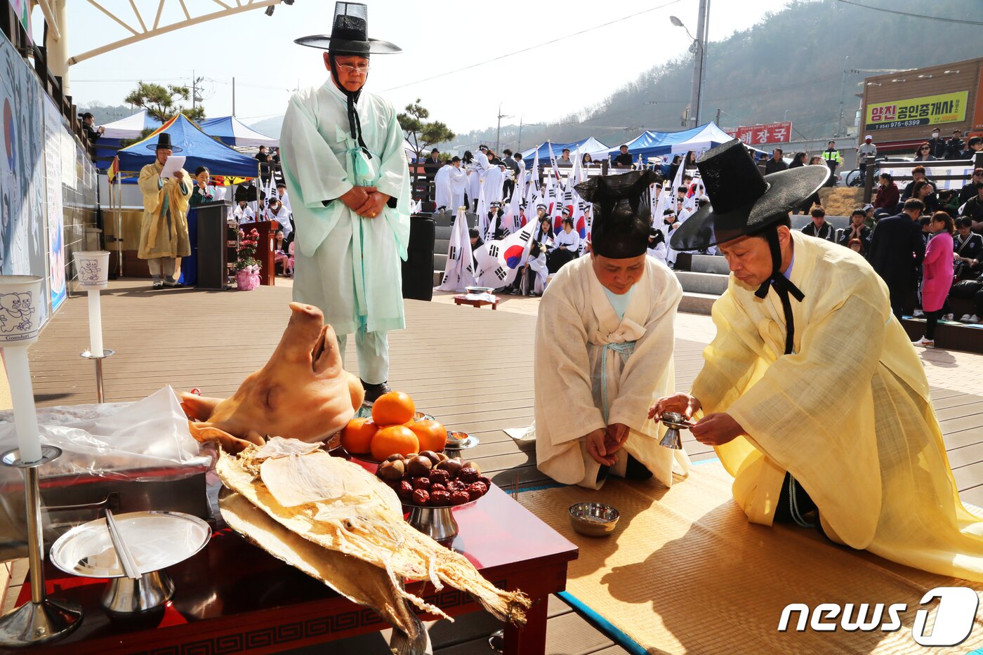 본문 이미지 - 3·1절인 1일 경북 칠곡군 석적읍 섬내공원에서 열린 3·1운동 100주년 기념 '장곡 만세운동 문화제'에서 김동연 석적읍장이 초헌관으로 애국지사를 위한 고유제를 올리고 있다. 2019.3.1/뉴스1 ⓒ News1 정우용 기자