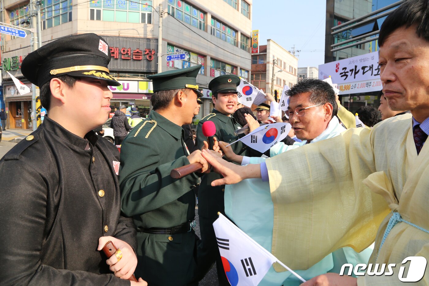 본문 이미지 - 3·1절인 1일 경북 칠곡군 석적읍 섬내공원에서 열린 3·1운동 100주년 기념 '장곡 만세운동 문화제'에 참석한 군민들이 태극기 거리행진을 펼치자 일본군 순사역을 맡은 군민들이 행렬을 막는 모습을 재연하고 있다. 2019.3.1/뉴스1 ⓒ News1 정우용 기자
