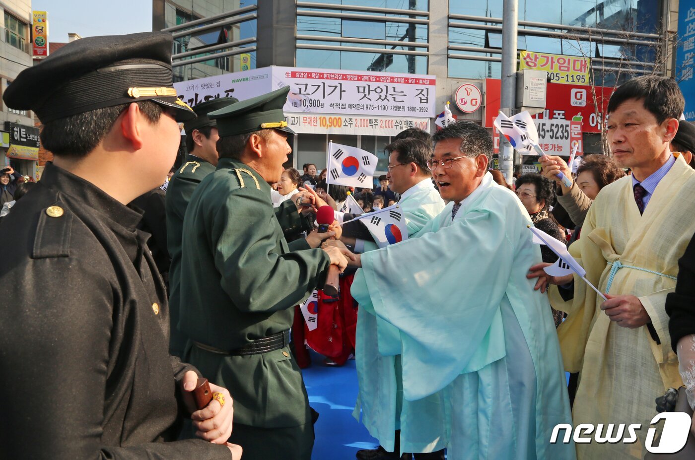 본문 이미지 - 3·1절인 1일 경북 칠곡군 석적읍 섬내공원에서 열린 3·1운동 100주년 기념 '장곡 만세운동 문화제'에 참석한 군민들이 태극기 거리행진을 펼치자 일본군 순사역을 맡은 군민들이 태극기 행렬을 막는 모습을 재연하고 있다. 2019.3.1/뉴스1 ⓒ News1 정우용 기자