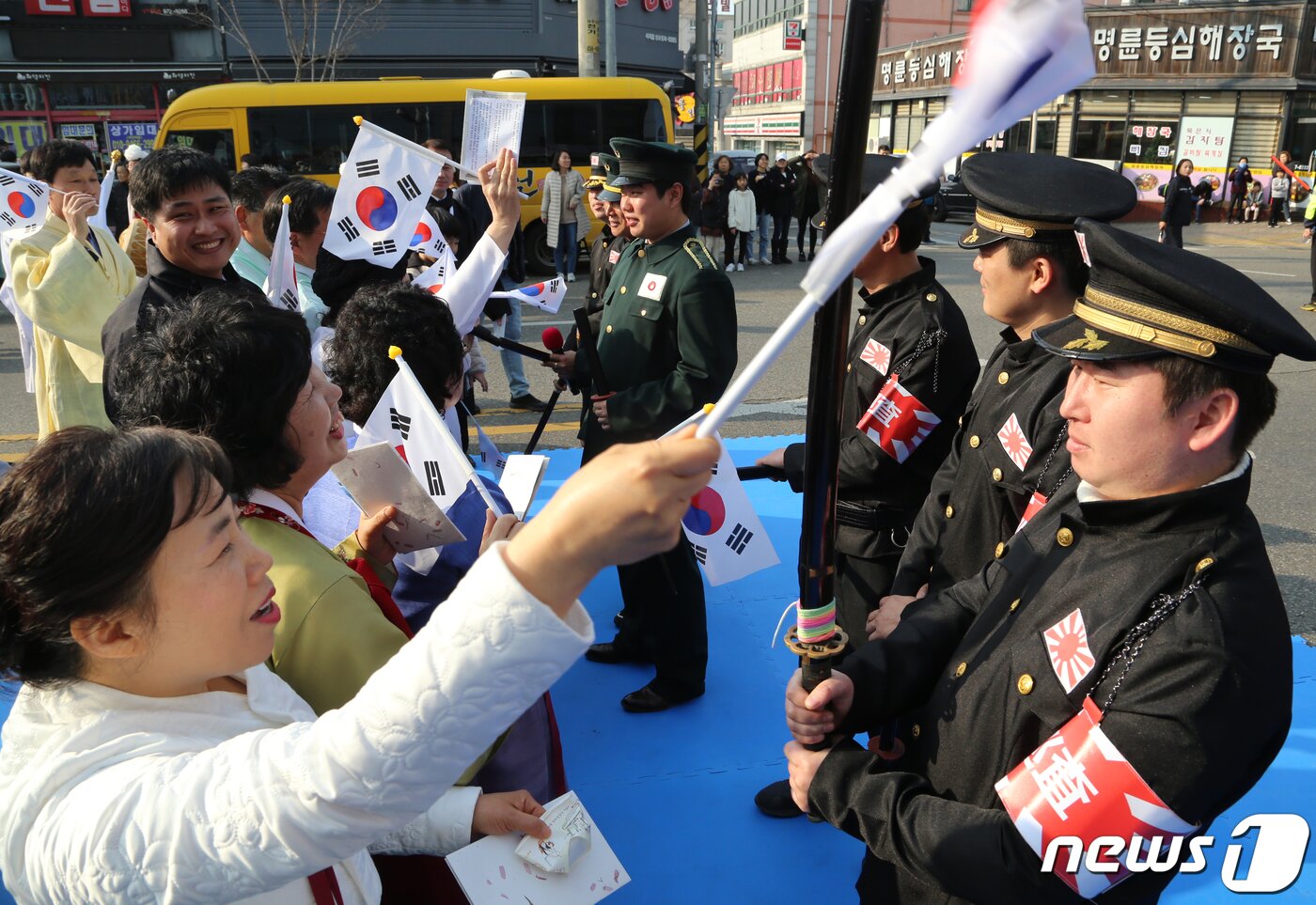 본문 이미지 - 3·1절인 1일 경북 칠곡군 석적읍 섬내공원에서 열린 3·1운동 100주년 기념 '장곡 만세운동 문화제'에 참석한 군민들이 태극기 거리행진을 펼치자 일본군 순사역을 맡은 군민들이 태극기 행렬을 막는 모습을 재연하고 있다. 2019.3.1/뉴스1 ⓒ News1 정우용 기자