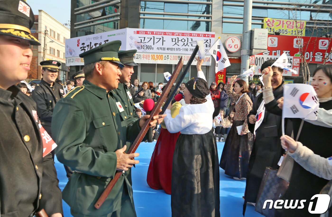 본문 이미지 - 3·1절인 1일 경북 칠곡군 석적읍 섬내공원에서 열린 3·1운동 100주년 기념 '장곡 만세운동 문화제'에 참석한 군민들이 태극기 거리행진을 펼치자 일본군 순사역을 맡은 군민들이 태극기 행렬을 막는 모습을 재연하고 있다. 2019.3.1/뉴스1 ⓒ News1 정우용 기자