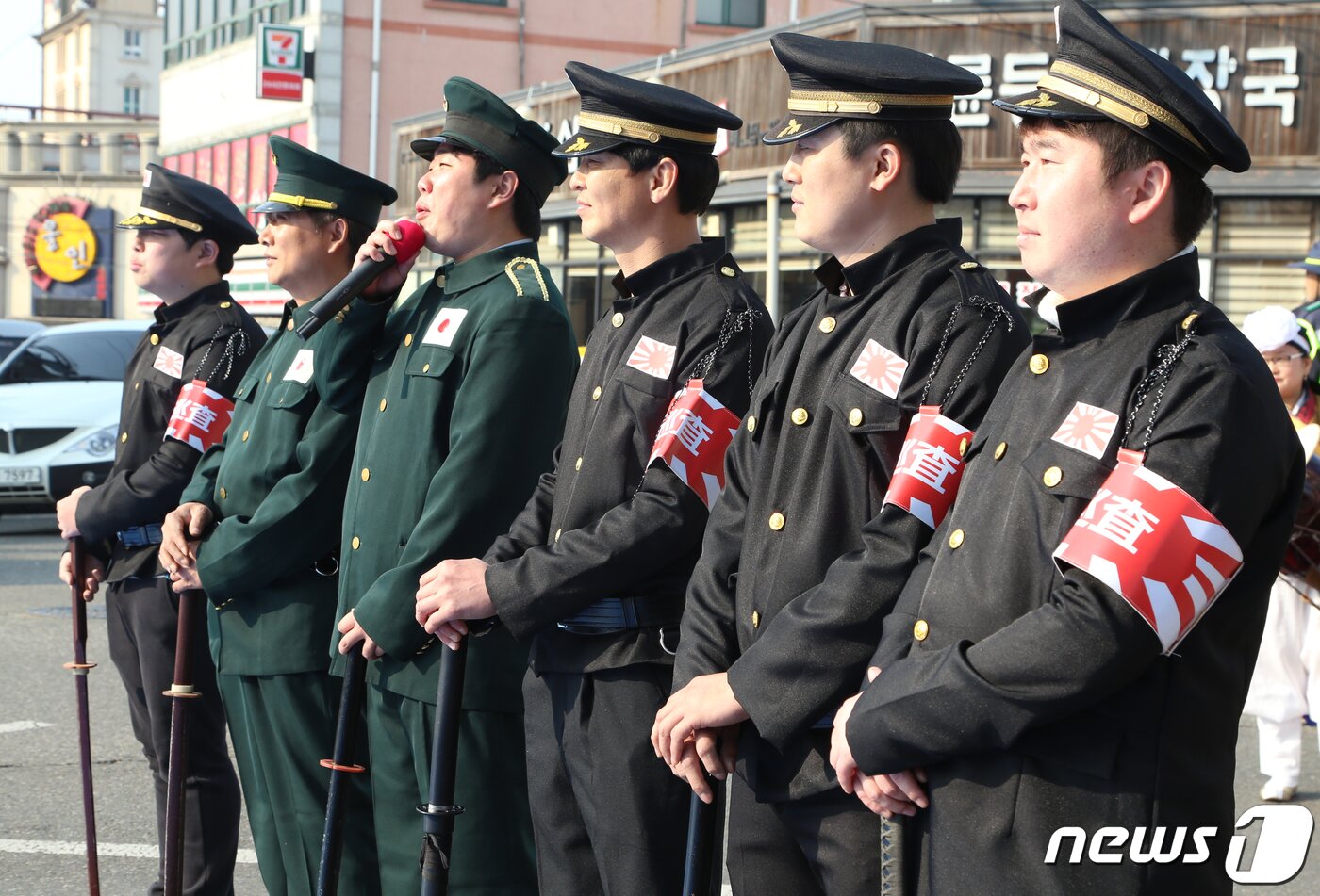 본문 이미지 - 3·1절인 1일 경북 칠곡군 석적읍 섬내공원에서 열린 3·1운동 100주년 기념 '장곡 만세운동 문화제'에 참석한 군민들이 태극기 거리행진을 펼치자 일본군 순사역을 맡은 군민들이 태극기 행렬을 막는 모습을 재연하고 있다. 2019.3.1/뉴스1 ⓒ News1 정우용 기자