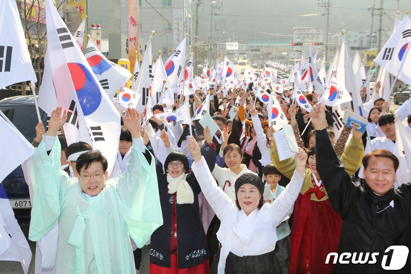 본문 이미지 - 3·1절인 1일 경북 칠곡군 석적읍 섬내공원에서 열린 3·1운동 100주년 기념 '장곡 만세운동 문화제'에 참석한 군민들이 태극기 거리행진을 펼치며 대한독립만세를 외치고 있다. 2019.3.1/뉴스1 ⓒ News1 정우용 기자