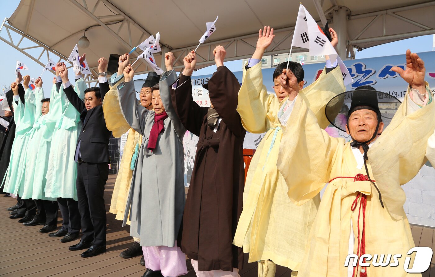 본문 이미지 - 3·1절인 1일 경북 칠곡군 석적읍 섬내공원에서 열린 3·1운동 100주년 기념 '장곡 만세운동 문화제'에 참석한 군민과 내빈들이 태극기를 들고 대한독립만세를 외치고 있다. 2019.3.1/뉴스1 ⓒ News1 정우용 기자