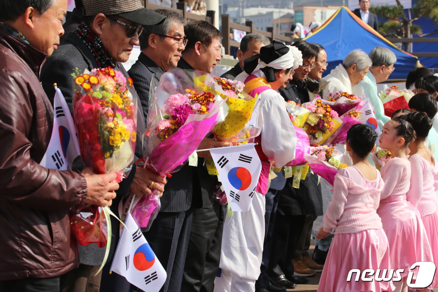 본문 이미지 - 3·1절인 1일 경북 칠곡군 석적읍 섬내공원에서 열린 3·1운동 100주년 기념 '장곡 만세운동 문화제'에서 아이들이 장곡 만세운동 후손들에게 존경을 담은 꽃다발을 전달하고 있다. 2019.3.1/뉴스1 ⓒ News1 정우용 기자