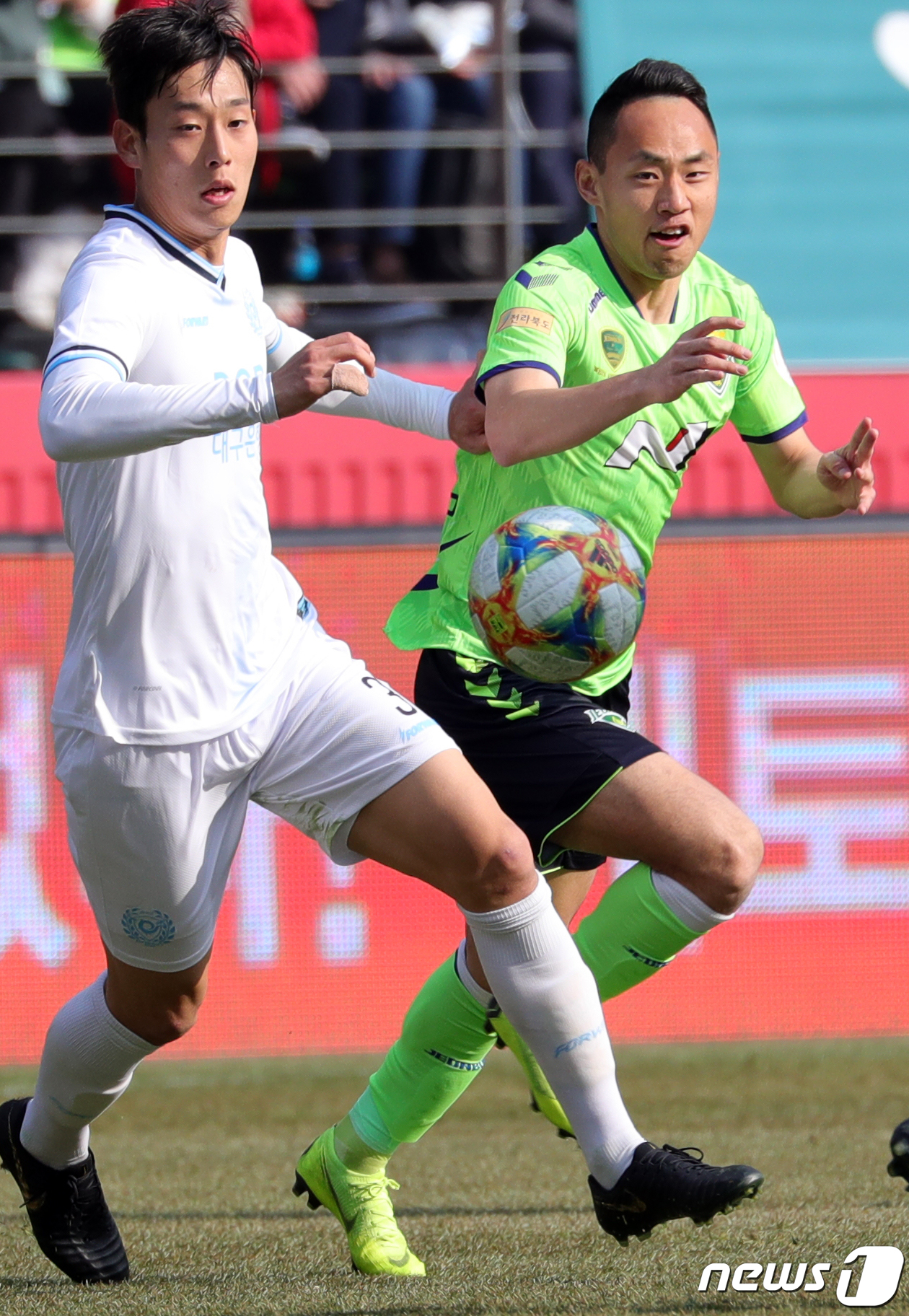 (전주=뉴스1) 문요한 기자 = 1일 오후 전북 전주시 전주월드컵경기장에서 열린 하나원큐 K리그1 2019 개막전 전북현대와 대구FC의 경기에서 전북 데뷔전을 치른 문선민이 공을 …