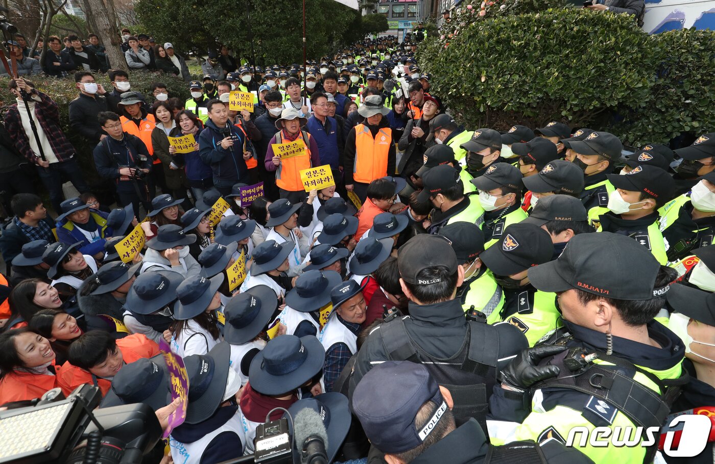 본문 이미지 - 3·1절 제100주년인 1일 오후 부산 동구 초량동 정발장군 공원에서 열린 '3·1절 100주년 부산시민대회'에서 참가한 적폐청산·사회 대개혁 부산운동본부원들이 일본 영사관 방향으로 행진하려 하자 경찰이 막아서고 있다. 2019.3.1/뉴스1 ⓒ News1 여주연 기자