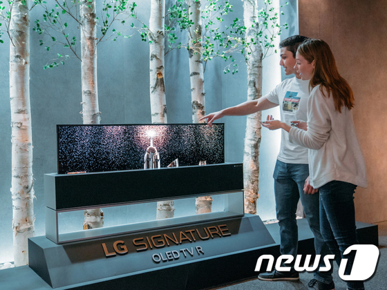 LG전자의 세계 최초 롤러블 올레드 TV 'LG 시그니처 올레드 TV R'(LG전자 제공)/뉴스1