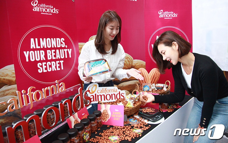 (서울=뉴스1) 전민기 기자 = 3월 10일 개최된 '2019 대한비만미용체형학회'의 캘리포니아 아몬드 협회 체험 부스를 방문한 참가자들이 아몬드의 하루 섭취량을 맞히는 저울게임을 …