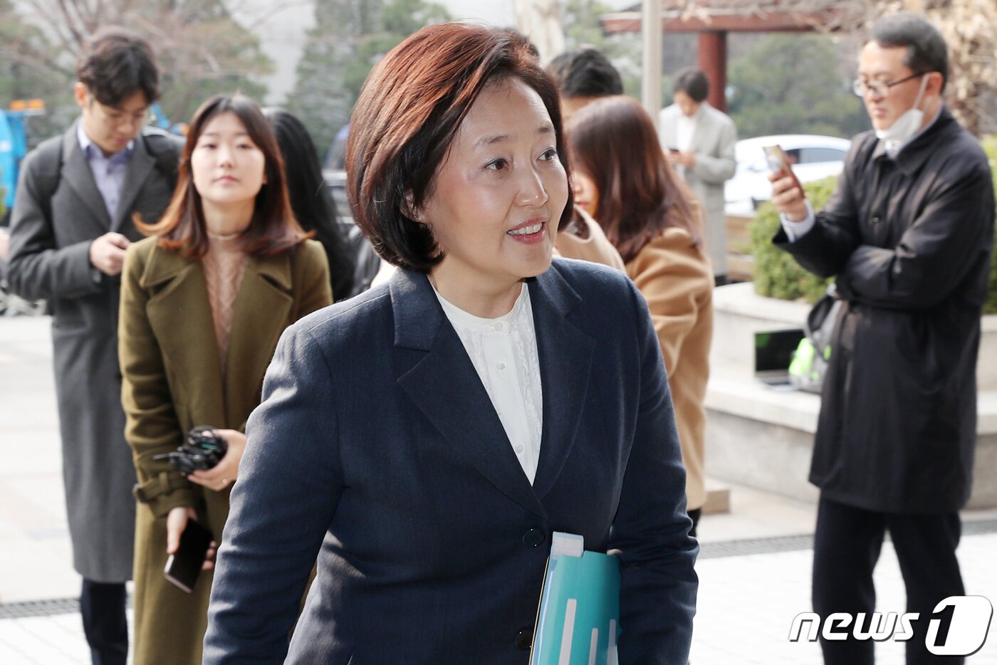 본문 이미지 - 박영선 중소벤처기업부 장관 후보자가 11일 오전 서울 영등포구 여의도 삼희익스콘벤처타워에 마련된 사무실로 출근하고 있다. 2019.3.11/뉴스1 ⓒ News1 민경석 기자
