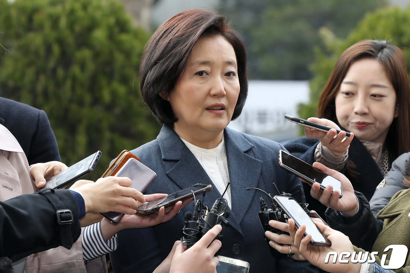 본문 이미지 - 박영선 중소벤처기업부 장관 후보자가 11일 오전 서울 영등포구 여의도 삼희익스콘벤처타워에 마련된 사무실로 출근하며 취재진의 질문에 답하고 있다. 2019.3.11/뉴스1 ⓒ News1 민경석 기자