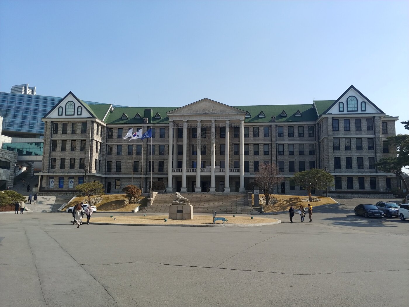 본문 이미지 - 서울 한양대학교 구 본관 전경.(문화재청 제공)