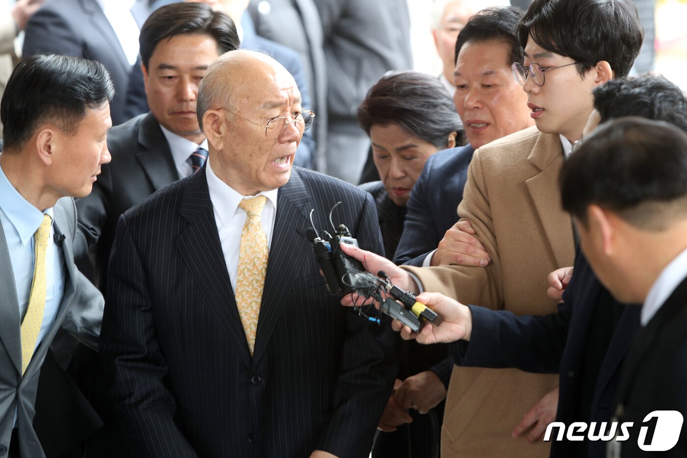 본문 이미지 - 전두환 전 대통령이 5·18 민주화운동 관련 피고인으로 지난 3월11일 광주지방법원에 들어서고 있다. 전씨는 2017년 4월 출간한 회고록에서 5·18 당시 헬기사격을 목격했다고 증언한 고&#40;故&#41; 조비오 신부를 &#39;성직자라는 말이 무색한 파렴치한 거짓말쟁이&#39;라고 비난하고 명예를 훼손한 혐의로 기소됐다. 2019.3.11/뉴스1 ⓒ News1 황희규 기자