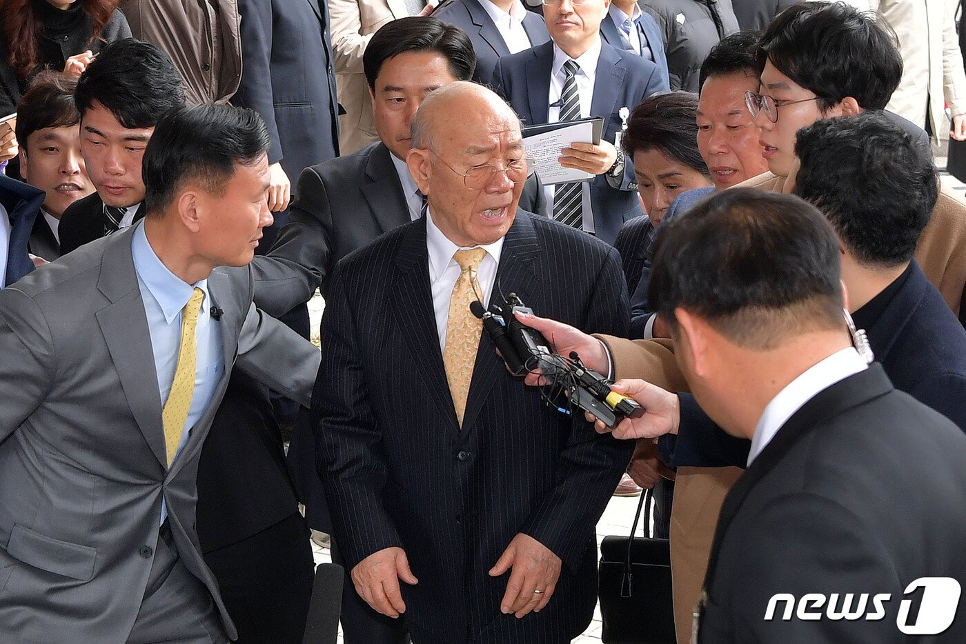 본문 이미지 - 전두환 전 대통령이 5·18 민주화운동 관련 피고인으로  지난 3월11일 광주지방법원에 출석, 취재진의 질문에 답하고 있다. 2019.3.11/뉴스1 ⓒ News1 DB
