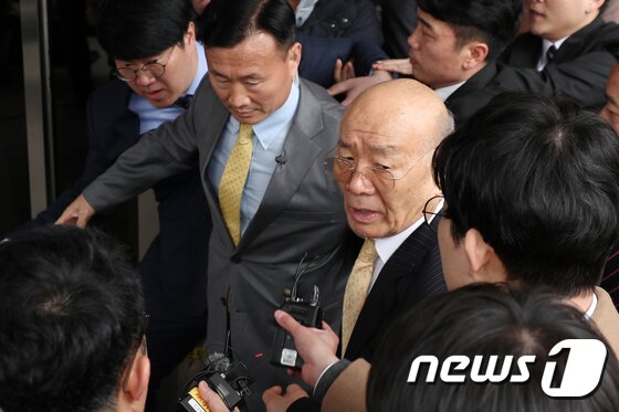 사자명예훼손 혐의를 받고 있는 전두환(87) 전 대통령이 11일 오후 광주법원에서 열릴 재판에 참석하기 위해 법정으로 들어서고 있다. 전씨는 지난 2017년 4월 펴낸 회고록에서 5·18 피해자인 고(故) 조비오 신부의 헬기 사격 목격 증언이 거짓이라고 주장하며, 조 신부를 거짓말쟁이라고 비난하고 명예를 훼손한 혐의로 기소돼 5·18 피고인 신분으로 23년 만에 다시 법정에 선다. 2019.3.11/뉴스1 © News1 황희규 기자