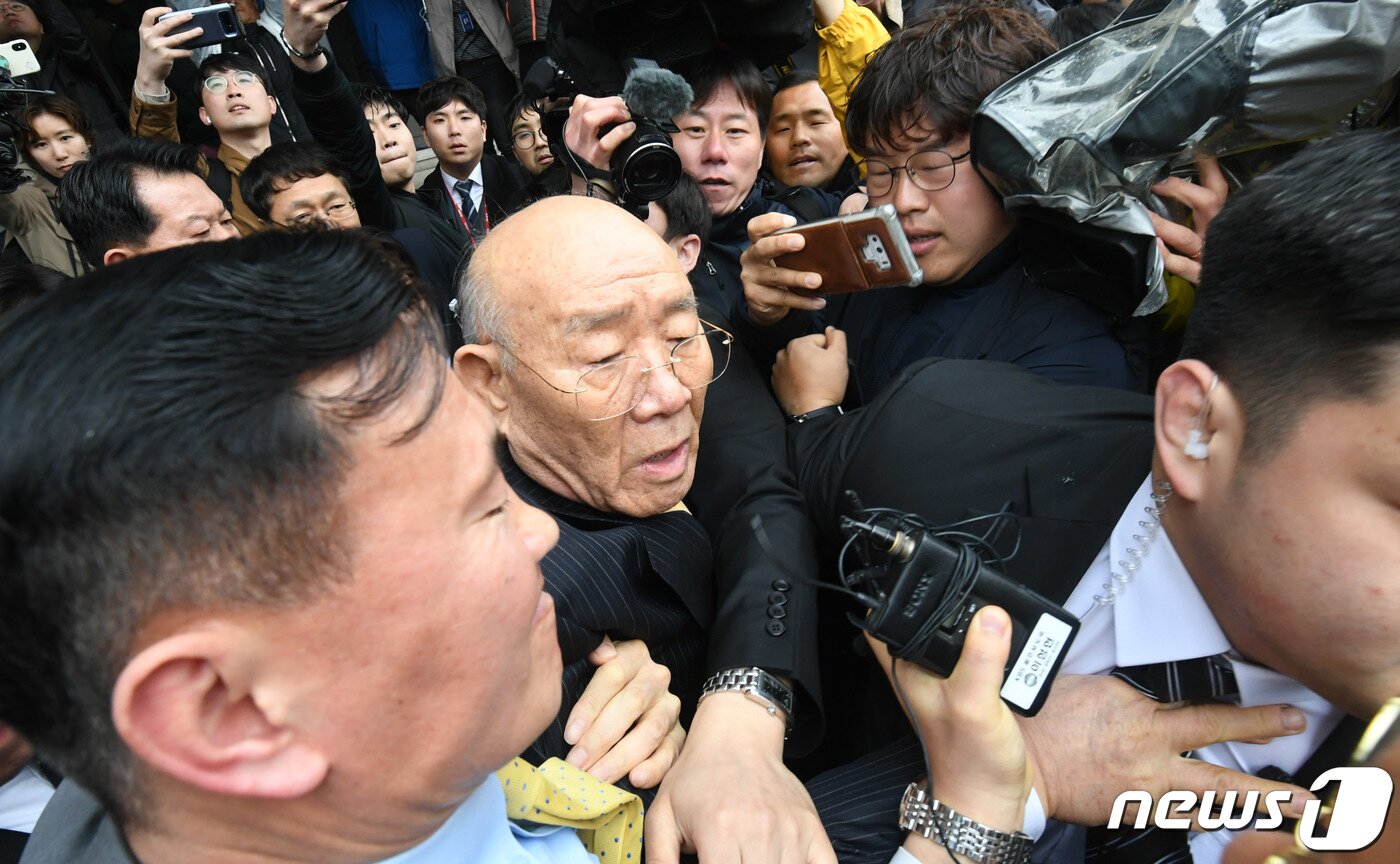 본문 이미지 - 사자명예훼손 혐의로 재판에 넘겨진 전두환 전 대통령이 지난 3월11일 오후 광주 동구 지산동 광주지방법원에서 열린 공판을 마치고 차량에 탑승하고 있다.  2019.3.11/뉴스1 ⓒ News1 황희규 기자