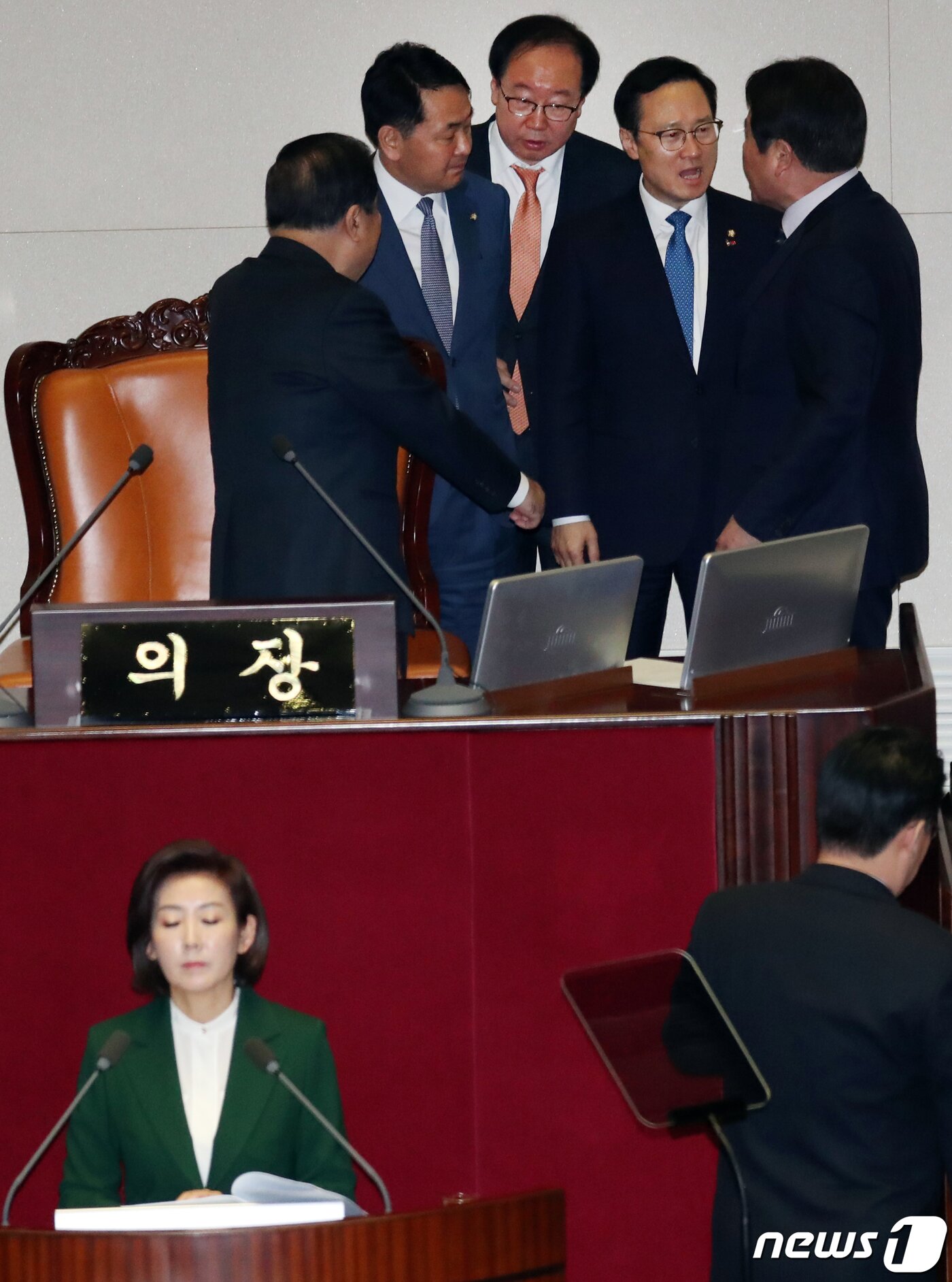 본문 이미지 - 지난 2019년 홍영표 당시 더불어민주당 원내대표가 서울 여의도 국회 본회의장에서 열린 제367회 임시회 본회의 나경원 자유한국당 교섭단체 대표연설 발언에 항의를 하고 있다. 2019.3.12/뉴스1 ⓒ News1 김명섭 기자