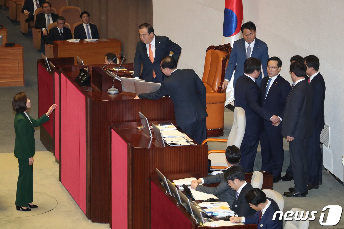 본문 이미지 - 홍영표 더불어민주당 원내대표가 지난 12일 오전 서울 여의도 국회 본회의장에서 열린 제367회 제3차 임시회 본회의에서 나경원 자유한국당 원내대표의 교섭단체 대표연설 내용 중 '문재인 대통령이 김정은 수석대변인'이란 발언에 항의하고 있다. 2019.3.12/뉴스1 ⓒ News1 임세영 기자