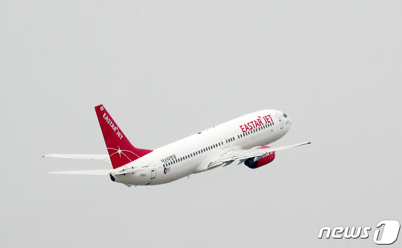 본문 이미지 - 12일 오후 서울 강서구 김포공항 활주로에서 이스타항공 여객기가 이륙하고 있다. 2019.3.12/뉴스1 ⓒ News1 이재명 기자