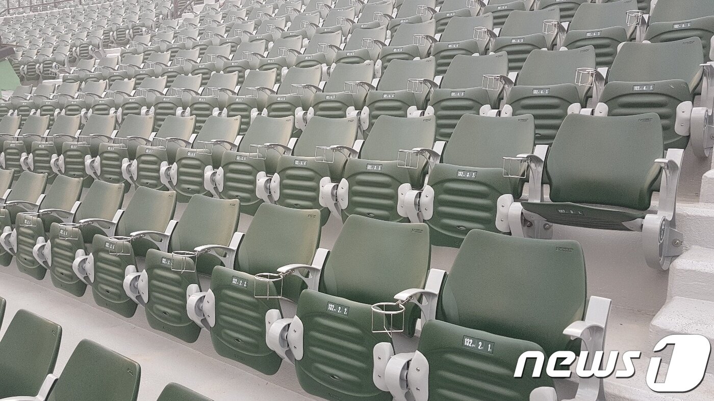 본문 이미지 - 부산 사직 야구장의 내야 지정석이 모두 새 의자로 교체됐다 (롯데 자이언츠 제공). ⓒ 뉴스1
