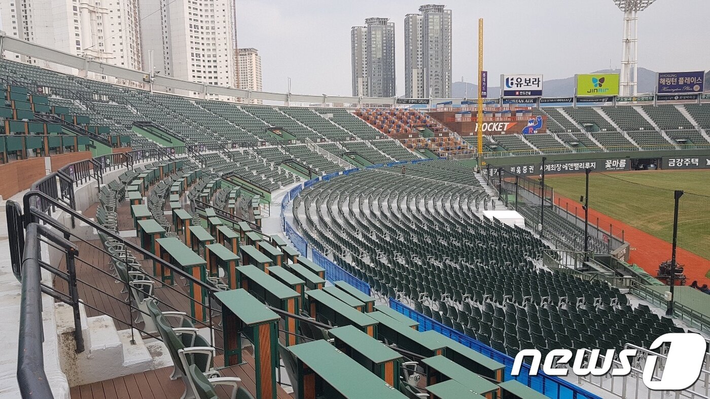 본문 이미지 - 2019시즌을 맞이해 새 단장한 부산 사직야구장(롯데 자이언츠 제공). ⓒ 뉴스1